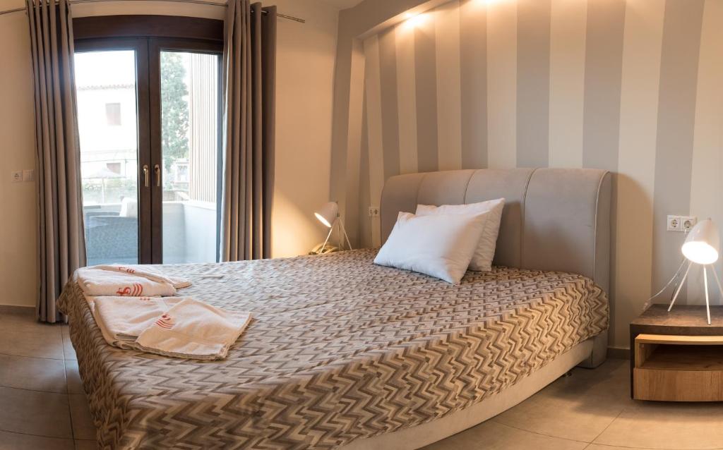 Двухместный (Улучшенный двухместный номер с 1 кроватью) отеля Stamos Hotel, Афитос