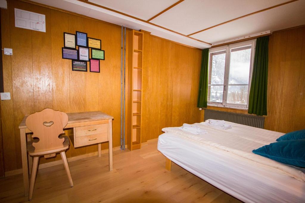 Двухместный (Двухместный номер с 1 кроватью и общим туалетом) отеля Hotel Hornerpub, Лаутербруннен