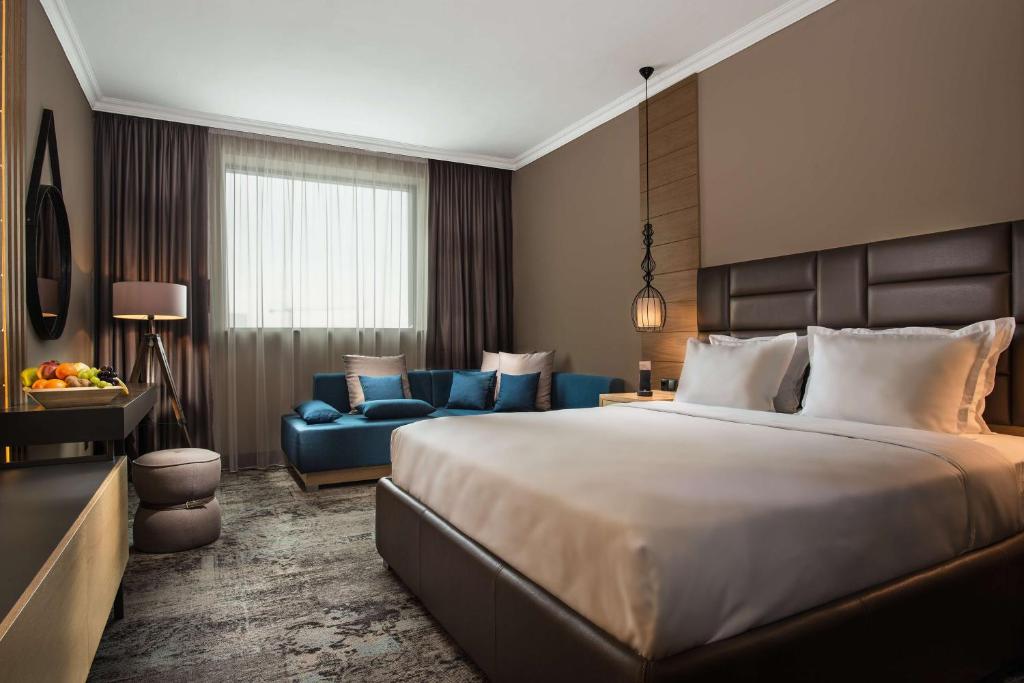 Двухместный (Улучшенный двухместный номер с 2 отдельными кроватями (только номер)) отеля Best Western Hotel Expo, София