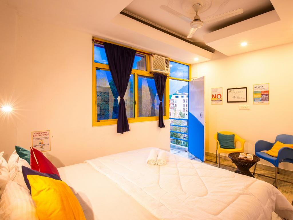 Двухместный (Двухместный номер Делюкс с 1 кроватью и балконом) хостела goSTOPS Rishikesh, Ришикеш