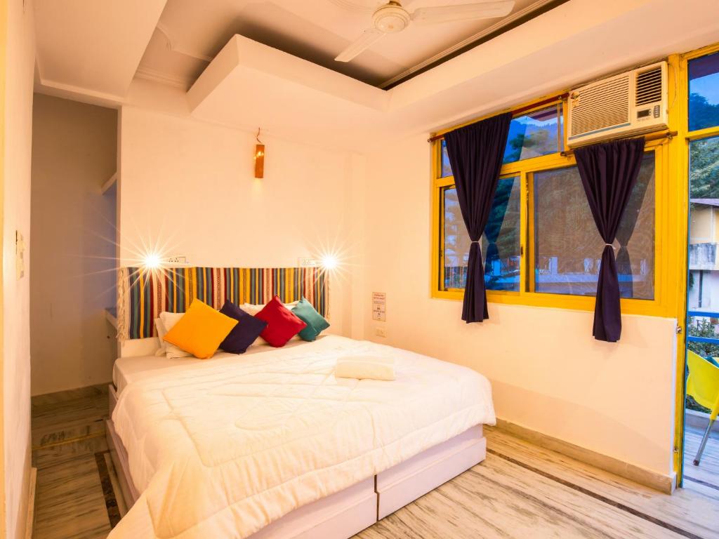 Двухместный (Standard Double Room - 3 Hours Early Check-in or Late Check out, Working Space, High Speed Wi-Fi) хостела goSTOPS Rishikesh, Ришикеш
