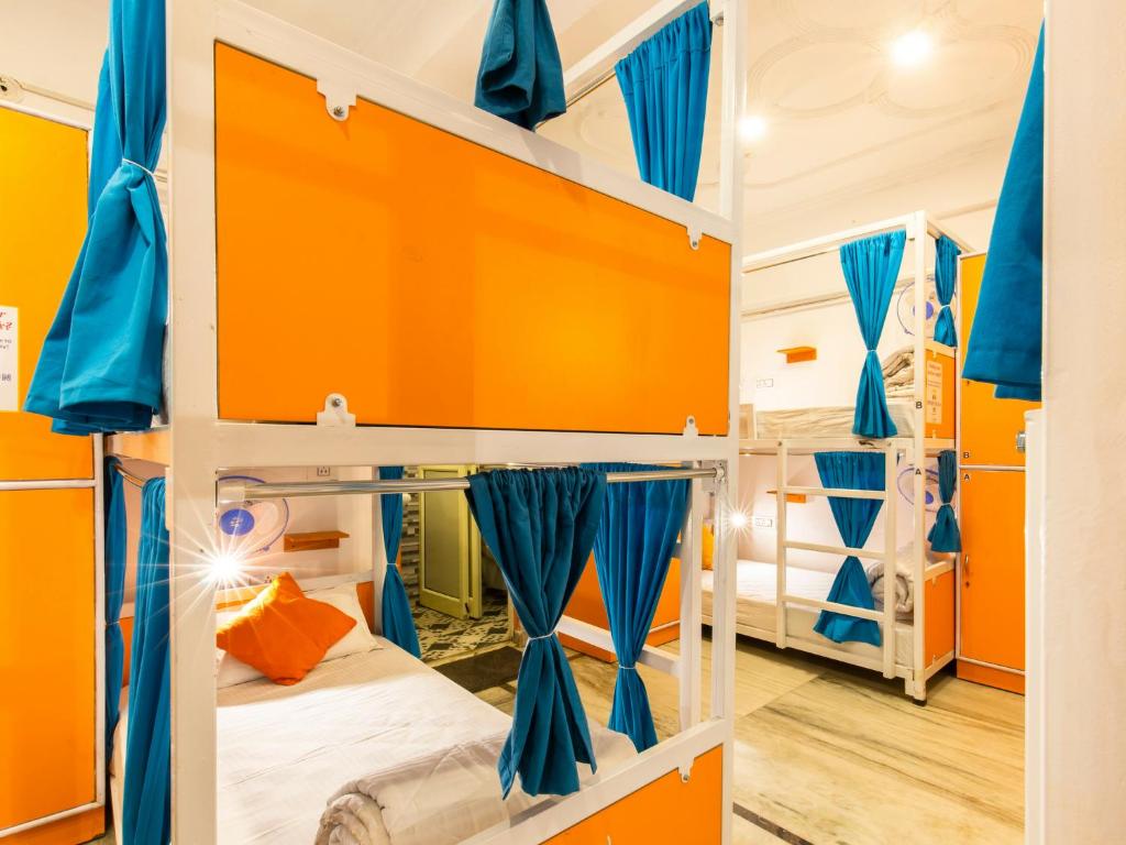 Номер (Кровать в общем номере для мужчин и женщин с 10 кроватями) хостела goSTOPS Rishikesh, Ришикеш
