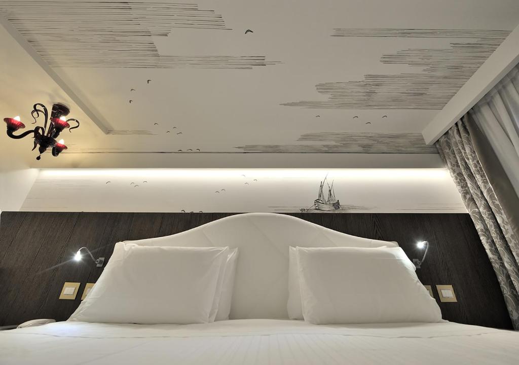 Двухместный (Улучшенный двухместный номер с 1 кроватью или 2 отдельными кроватями) отеля Al Theatro Palace, Венеция