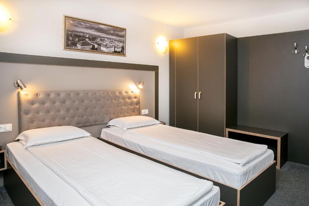 Двухместный (Стандартный двухместный номер с 2 отдельными кроватями) отеля Hotel Niky, София