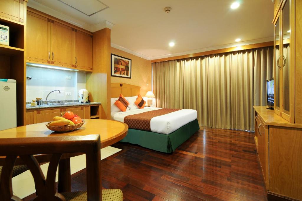Студио (Улучшенный номер-студио с балконом) отеля Admiral Suites by Compass Hospitality, Бангкок