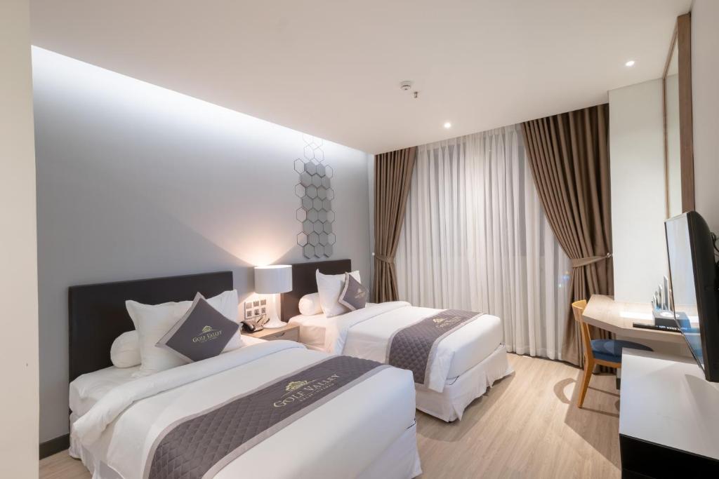 Двухместный (Улучшенный двухместный номер с 2 отдельными кроватями и балконом) отеля Golf Valley Hotel, Далат