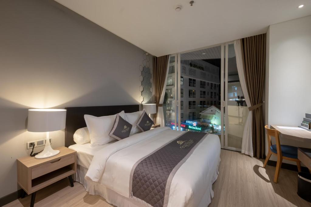 Двухместный (Улучшенный двухместный номер с 1 кроватью и балконом) отеля Golf Valley Hotel, Далат