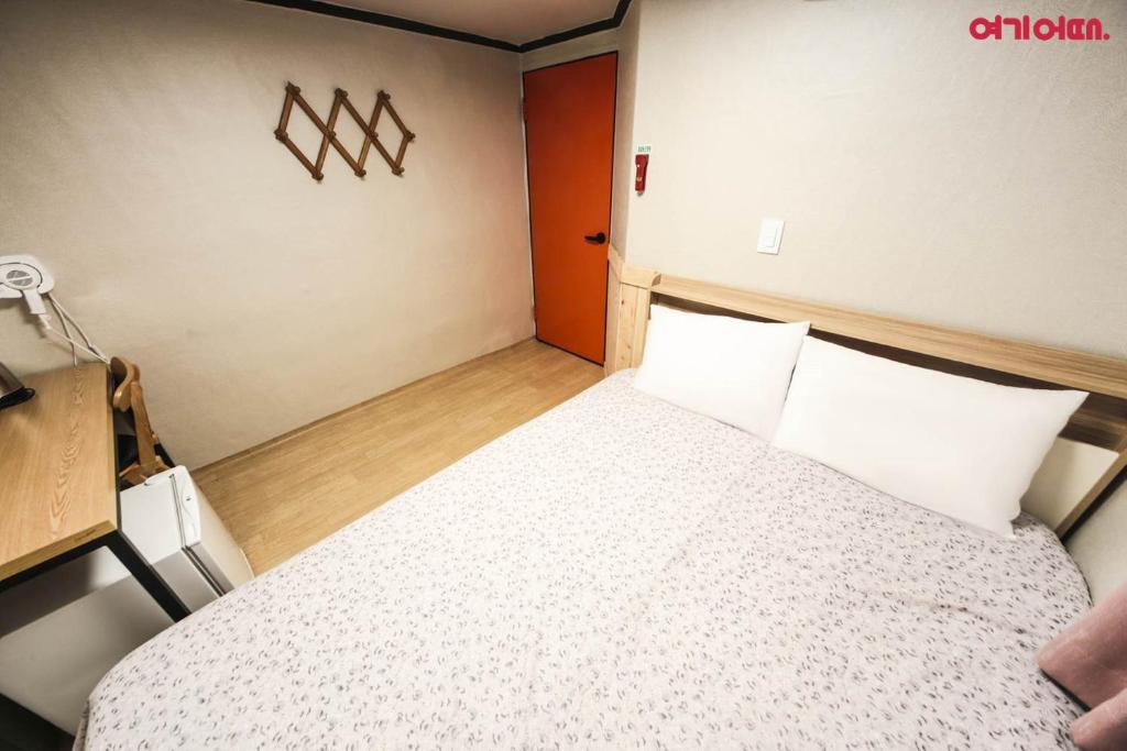 Двухместный (Двухместный номер с 1 кроватью и собственной ванной комнатой) хостела Insadong R Guesthouse, Сеул
