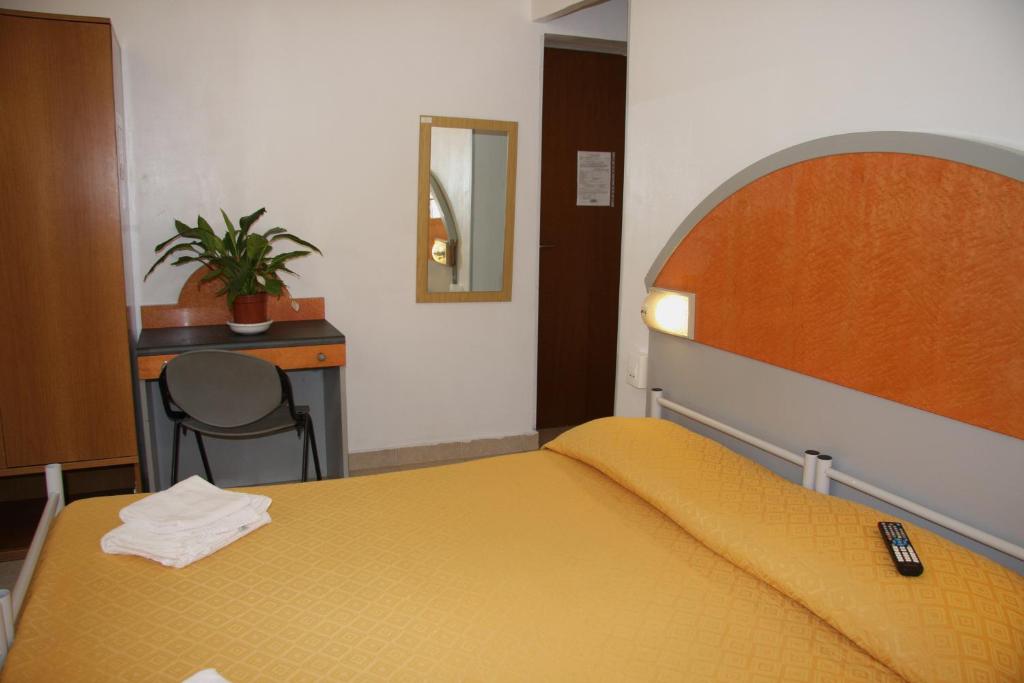 Двухместный (Двухместный номер с 1 кроватью или 2 отдельными кроватями, общая ванная комната) отеля Hotel Adelchi, Милан