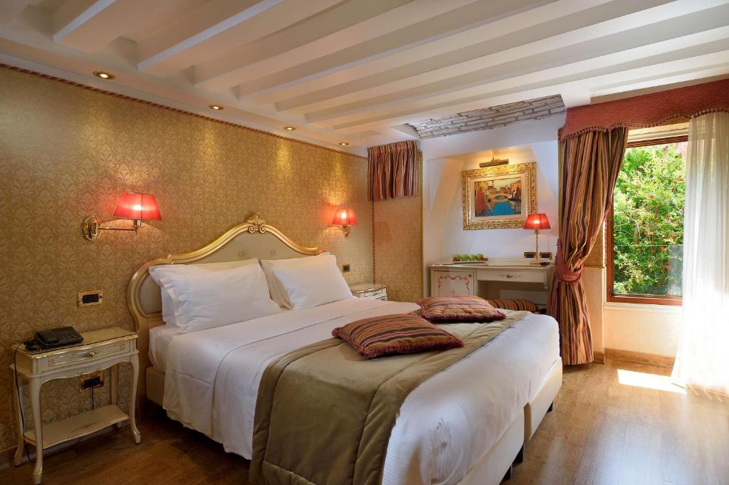 Четырехместный (Classic Quadruple Room with Queen Bed and Sofa Bed - Non-Smoking), Hotel Olimpia Venezia