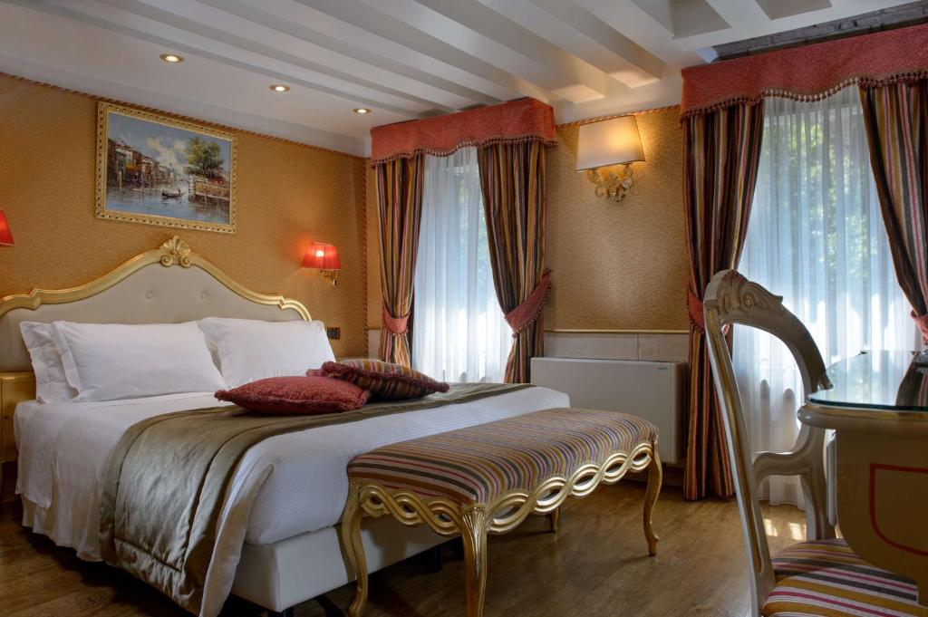 Двухместный (Superior Queen Room with Queen Bed and View - Non-Smoking), Hotel Olimpia Venezia