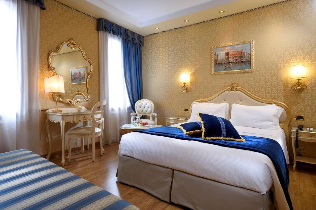 Трехместный (Classic Triple Room with Queen Bed and Sofa Bed - Non-Smoking), Hotel Olimpia Venezia