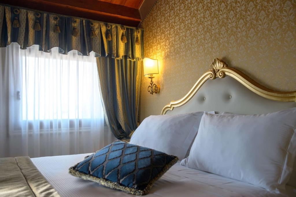 Двухместный (Double Room with Double Bed - Annex/Non-Smoking) отеля Hotel Olimpia Venezia, Венеция