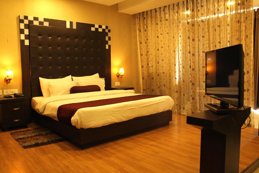 Двухместный (Двухместный номер с двуспальной кроватью и дополнительной кроватью) отеля Hotel Surya, Варанаси