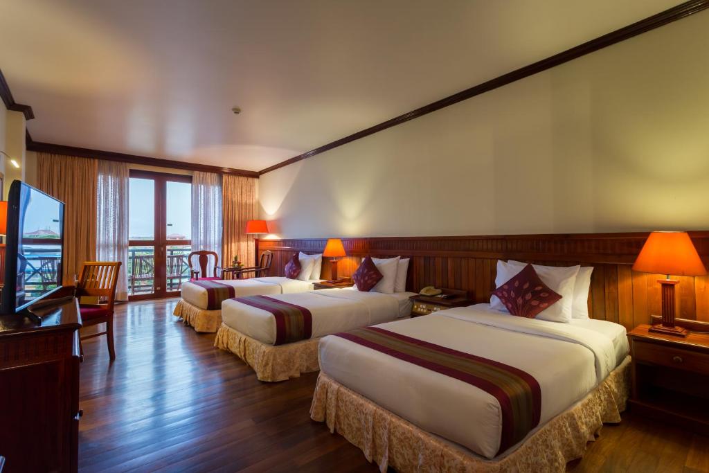 Трехместный (Трехместный номер Делюкс с балконом) отеля Angkor Paradise Hotel, Сием Рип