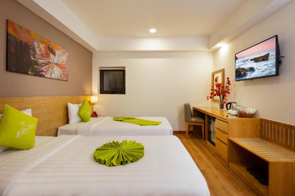 Двухместный (Улучшенный двухместный номер с 2 отдельными кроватями и окном) отеля Ale Nha Trang Hotel, Нячанг