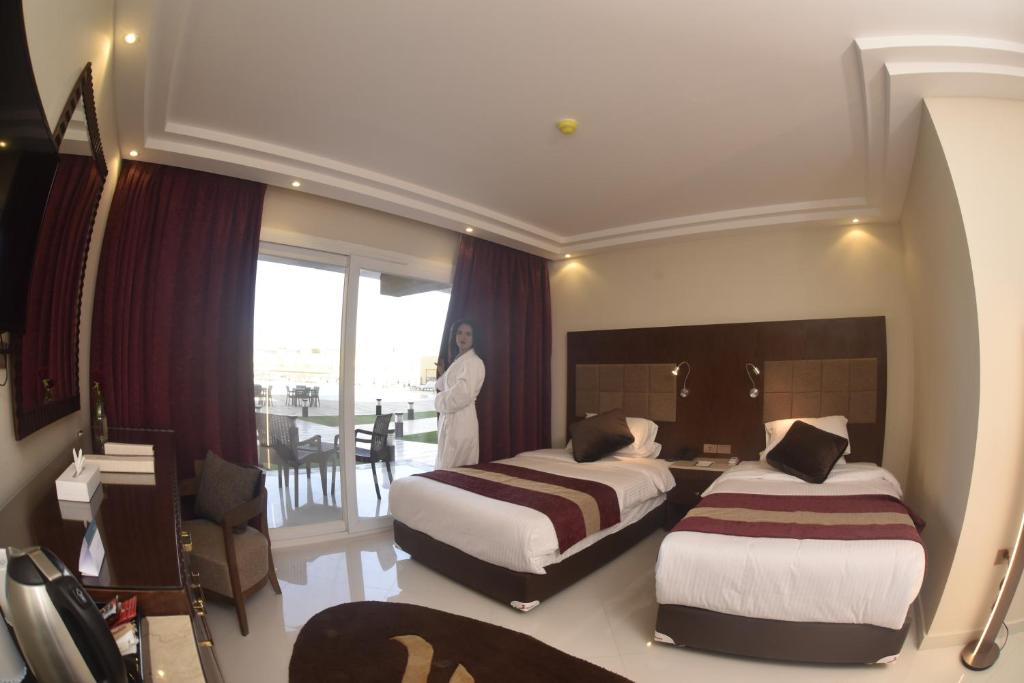 Двухместный (Двухместный номер Делюкс с 1 кроватью (для 2 взрослых и 1 ребенка)) курортного отеля Grand Ocean El Sokhna, Айн-Сохна