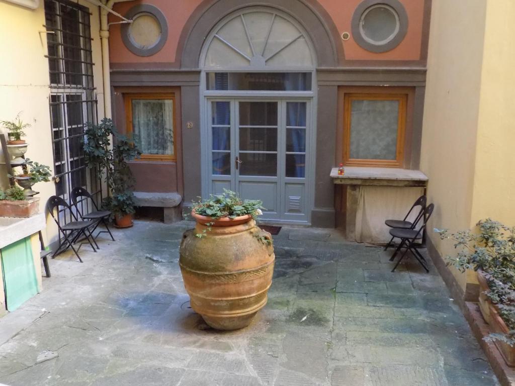 Трехместный (Компактный трехместный номер с собственной внешней ванной комнатой) гостевого дома Soggiorno Pitti, Флоренция