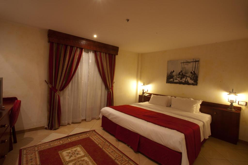 Сьюит (Стандартный двухместный люкс с 1 кроватью) апарт-отеля Al Liwan Suites, Доха
