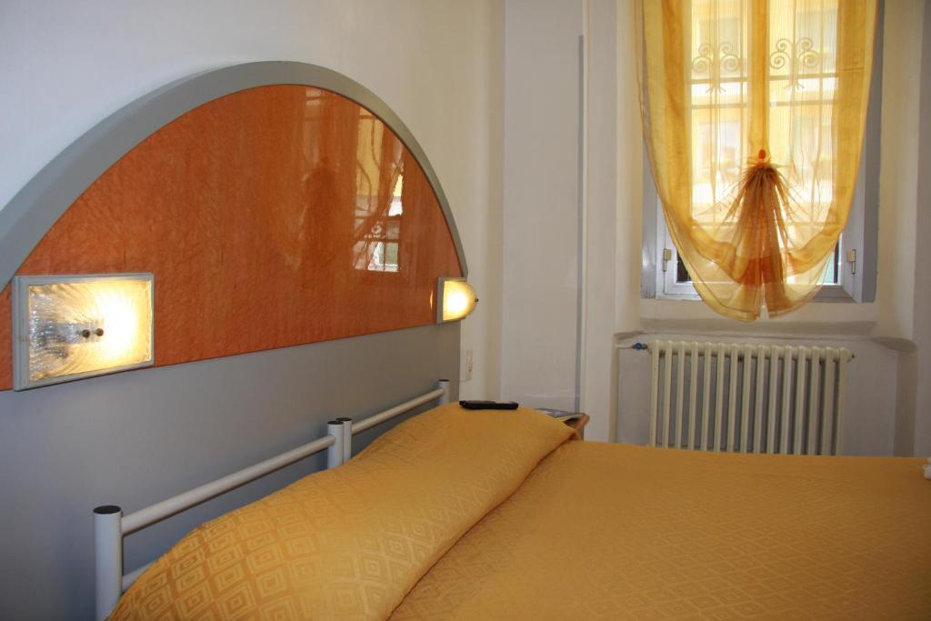 Одноместный (Одноместный номер с общей ванной комнатой) отеля Hotel Adelchi, Милан
