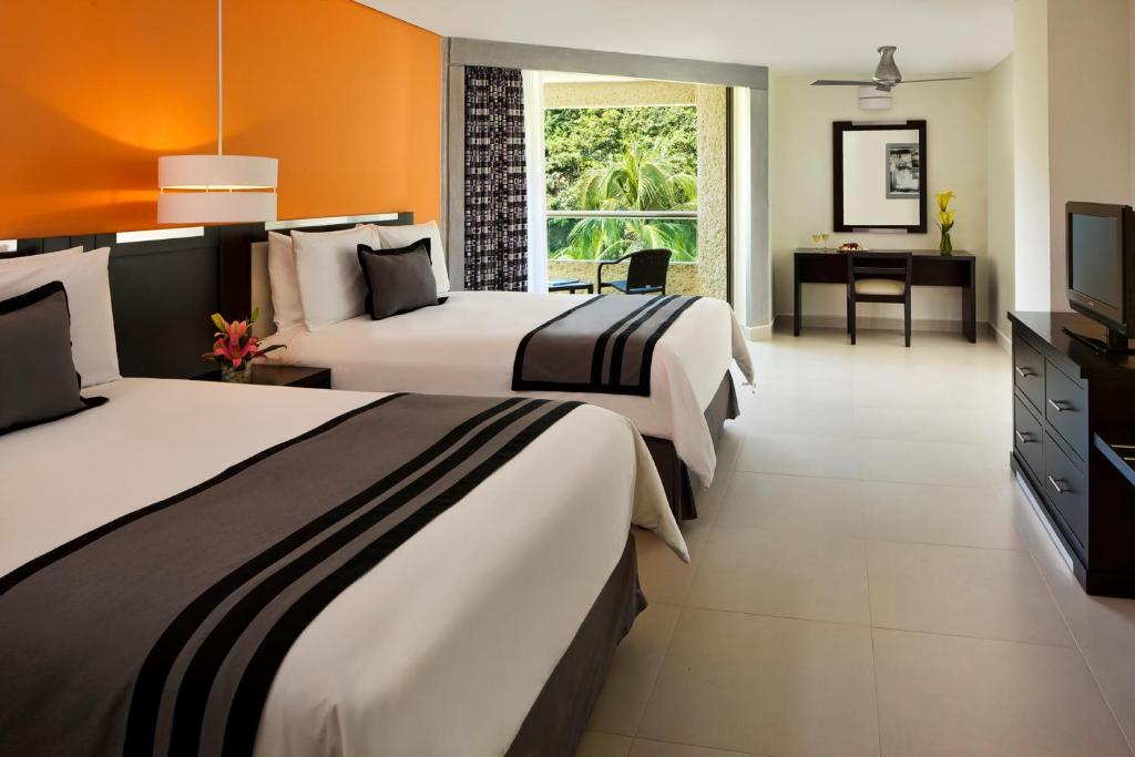 Двухместный (Номер Делюкс, вид на тропический пейзаж (для 2 взрослых и 2 детей)) курортного отеля Dreams Huatulco Resort & Spa, Танголунда