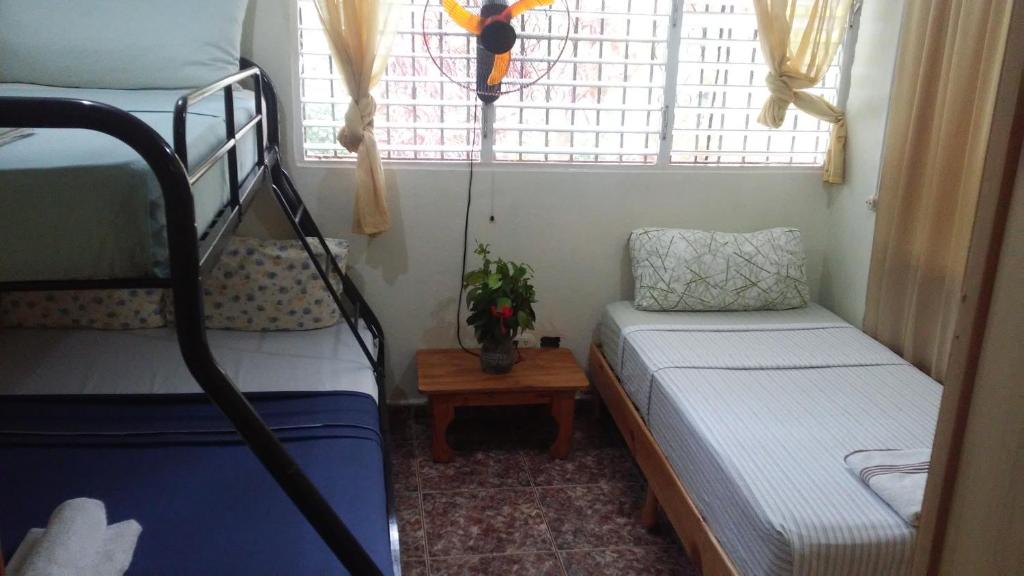 Семейный (Семейный номер с общей ванной комнатой) гостевого дома Las Galeras Island Hostel, Лас-Галерас