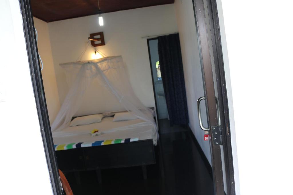Двухместный (Двухместный номер с 1 кроватью или 2 отдельными кроватями и базовыми удобствами) гостевого дома Manel Guest House, Полоннарува