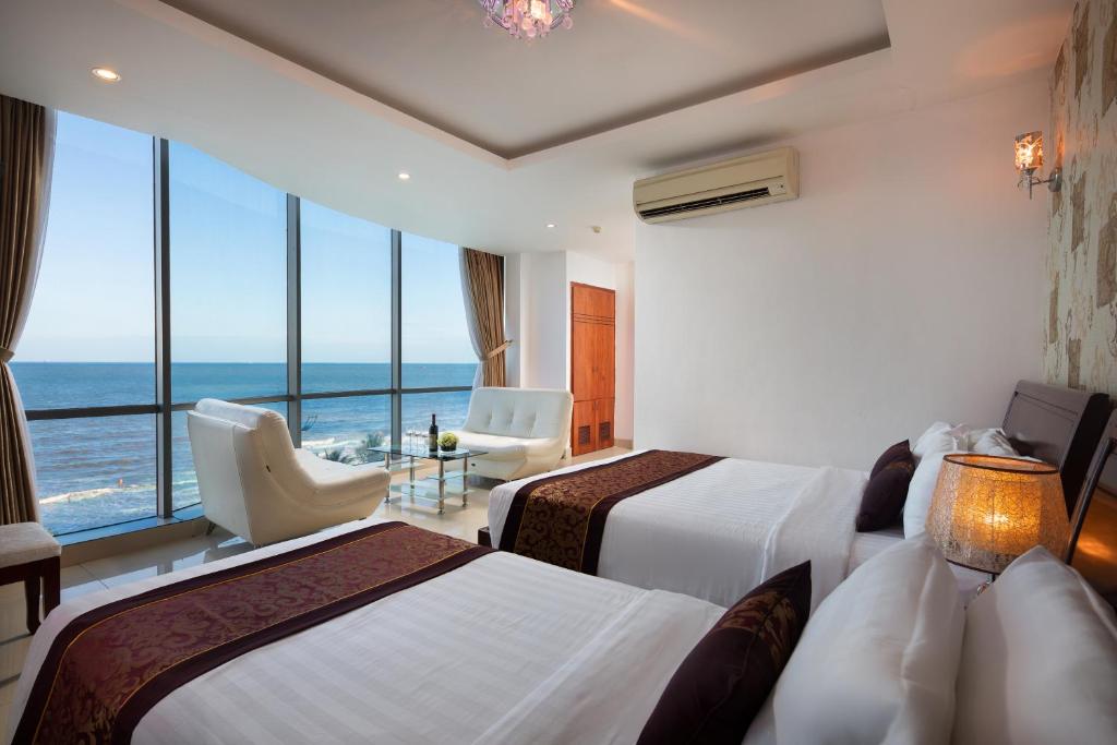 Сьюит (Трехместный представительский люкс с видом на море) отеля Corvin Hotel, Вунгтау