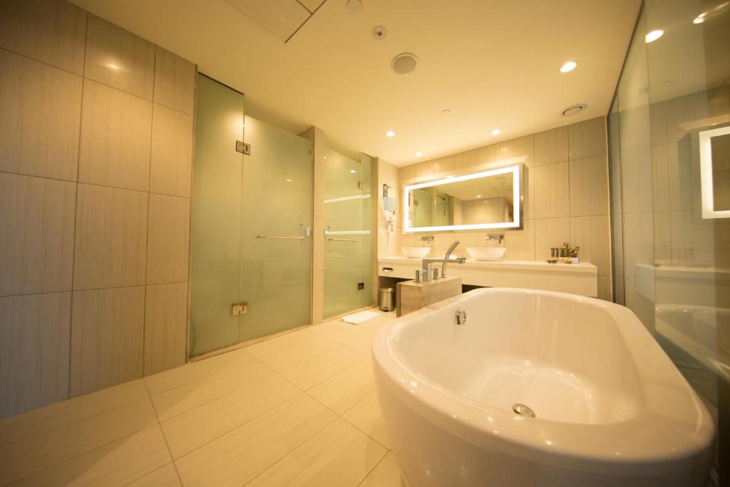 Сьюит (Luxury Suite With Living Room, Bath Tub , Netflix And 4 Drinks Included), Novotel Chennai OMR - An AccorHotels Brand