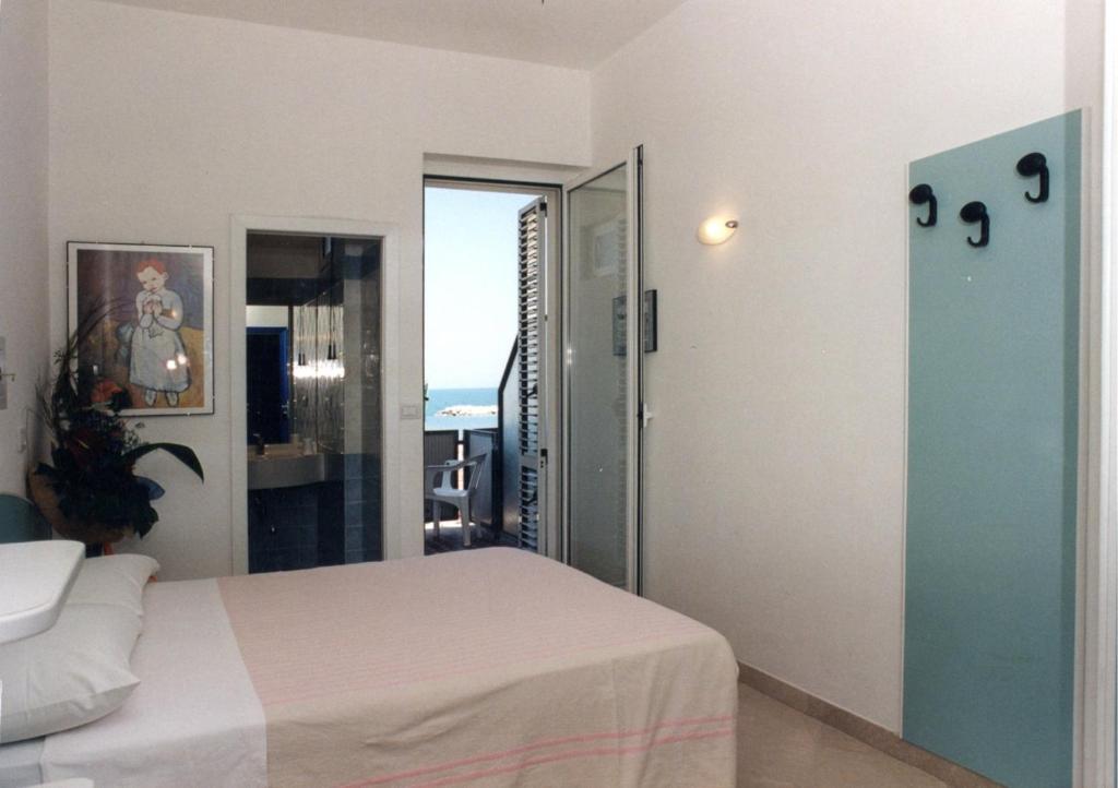 Двухместный (Двухместный номер с 1 кроватью или 2 отдельными кроватями и видом на море) отеля Hotel Cosmopolita, Римини