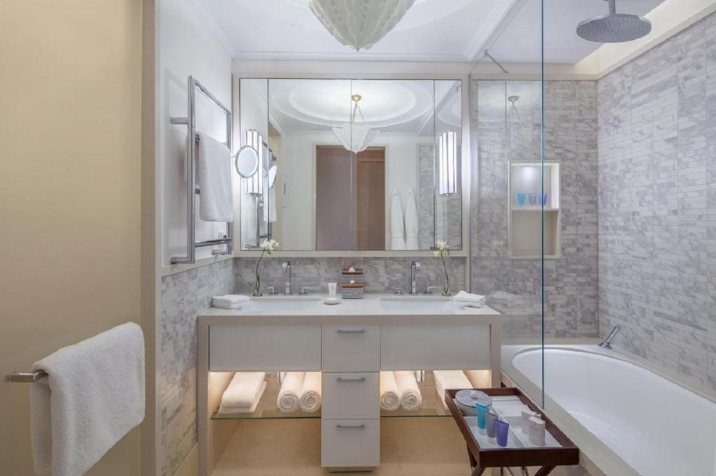 Двухместный (Улучшенный номер Baia с 1 кроватью размера «king-size») отеля Regent Porto Montenegro, Тиват