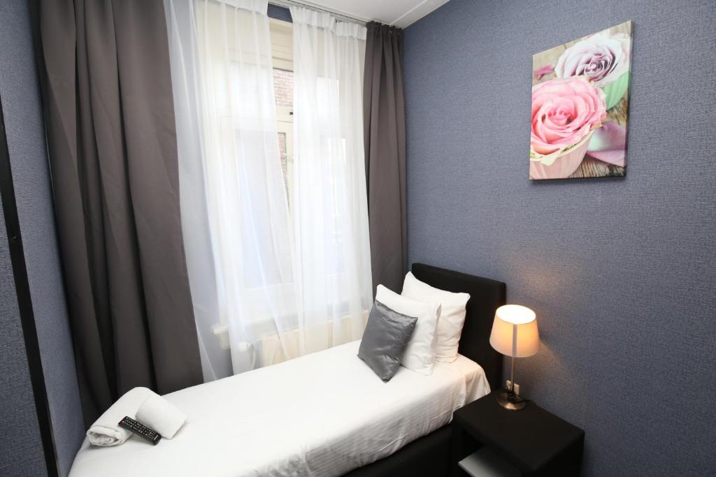 Одноместный (Одноместный номер эконом-класса с общей ванной комнатой) отеля Budget Hotel Flipper, Амстердам