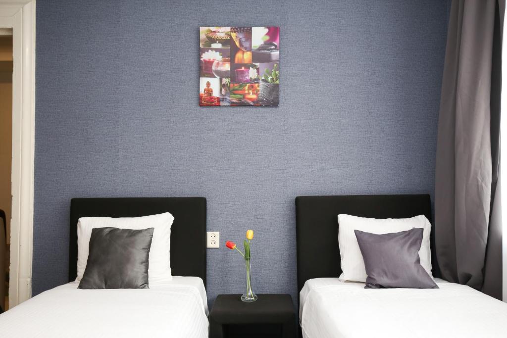 Двухместный (Двухместный номер с 2 отдельными кроватями и собственной ванной комнатой) отеля Budget Hotel Flipper, Амстердам