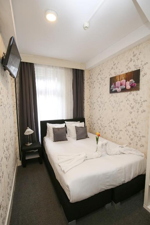 Двухместный (Небольшой двухместный номер эконом-класса с 1 кроватью или 2 отдельными кроватями и общей ванной комнатой) отеля Budget Hotel Flipper, Амстердам
