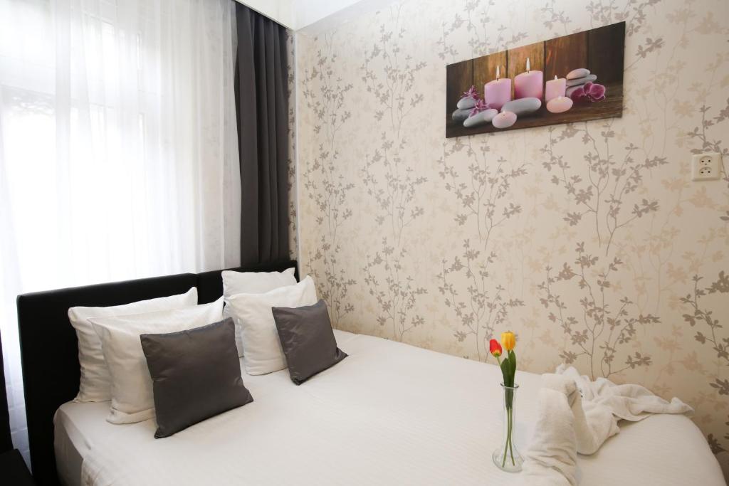 Двухместный (Небольшой двухместный номер с 1 кроватью и собственной ванной комнатой) отеля Budget Hotel Flipper, Амстердам