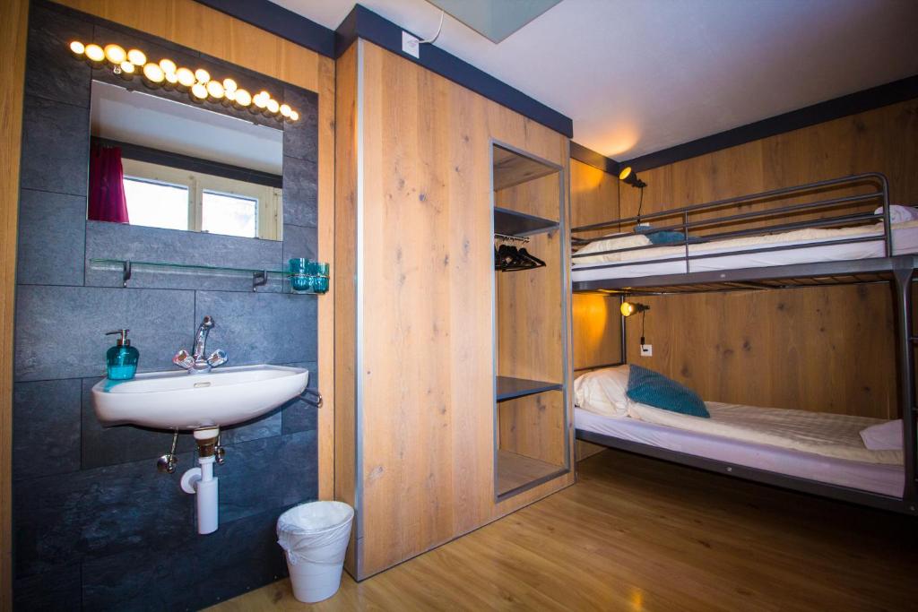 Двухместный (Двухместный номер с 2 отдельными кроватями и общей ванной комнатой) отеля Hotel Hornerpub, Лаутербруннен