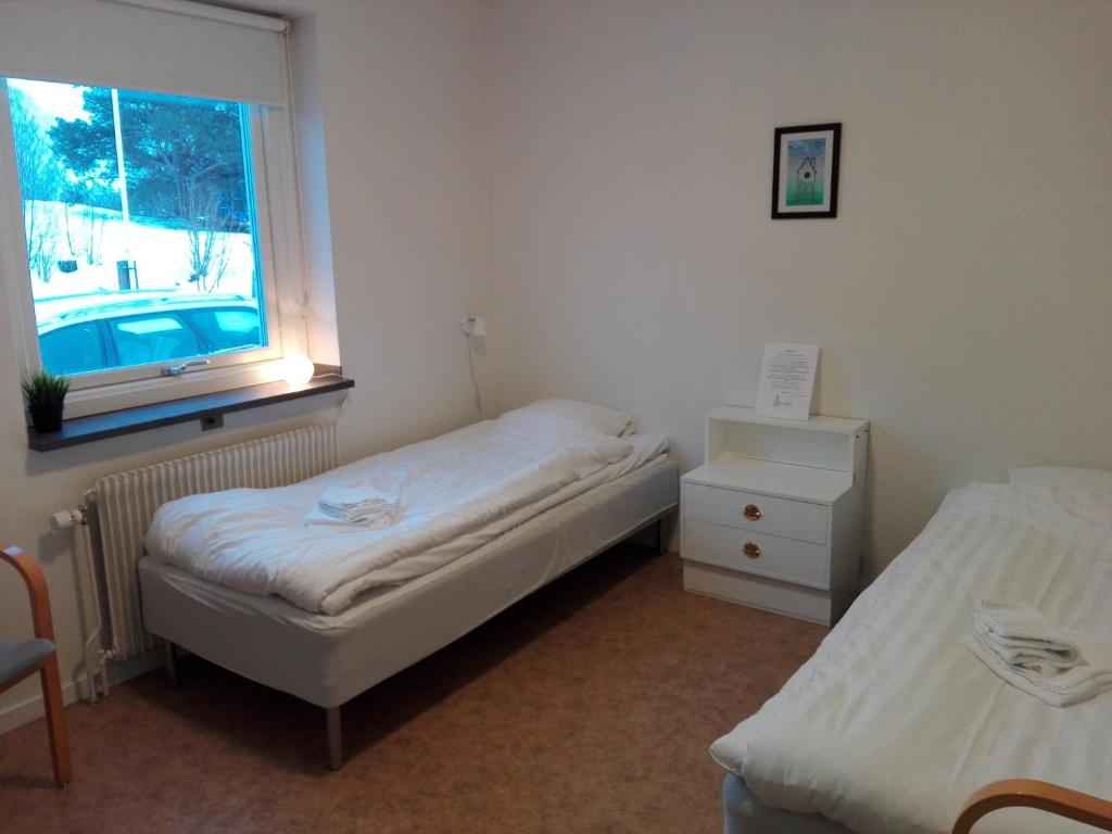 Двухместный (Двухместный номер с 2 отдельными кроватями и общей ванной комнатой) отеля Kristinebergs Bed & Breakfast Mora, Мура