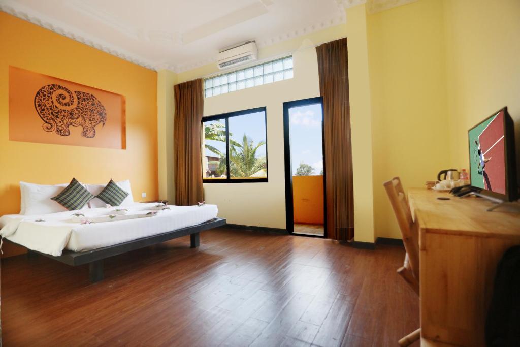 Двухместный (Deluxe Double Room with Balcony @ Free Pickup), Central Indochine D'angkor Hotel