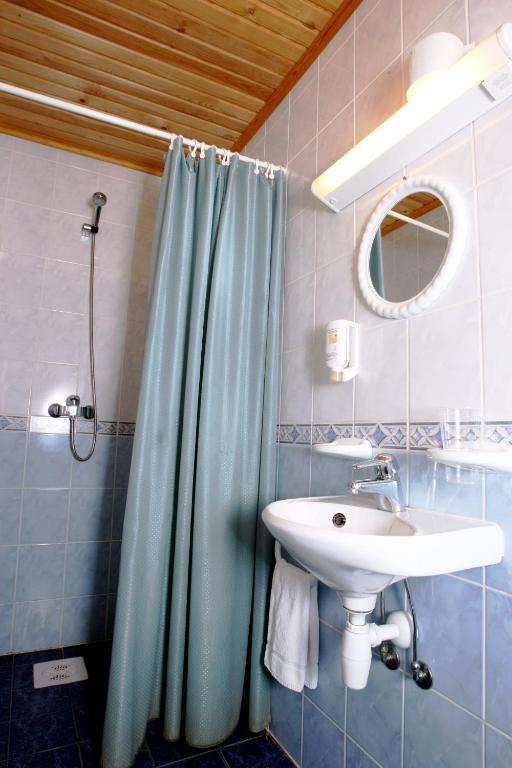 Двухместный (Двухместный номер с 2 отдельными кроватями, общей ванной комнатой и туалетом в коридоре) отеля Katariina Guesthouse, Раквере