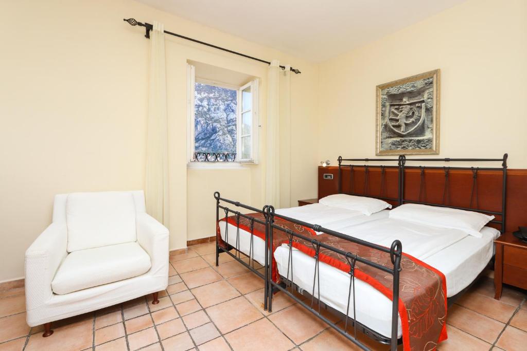 Двухместный (Улучшенный двухместный номер с 2 отдельными кроватями) отеля Hotel Splendido, Котор