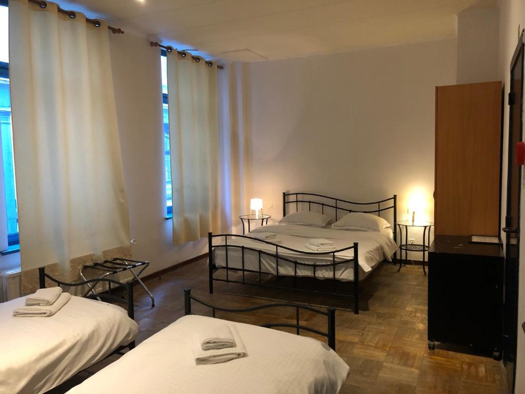 Трехместный (Трехместный номер (1 односпальная кровать и 1 двуспальная кровать)) отеля Hotel Abberdeen, Брюссель