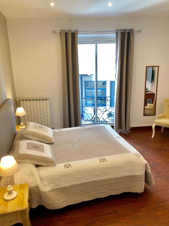 Двухместный (Улучшенный двухместный номер с 1 кроватью или 2 отдельными кроватями) отеля Hotel Lepante, Ницца