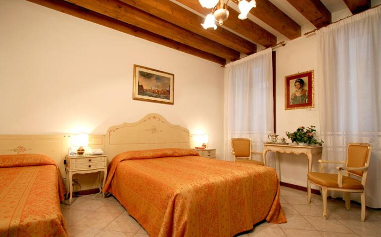 Двухместный (Двухместный номер эконом-класса с 1 кроватью или 2 отдельными кроватями) отеля Hotel At Leonard, Венеция
