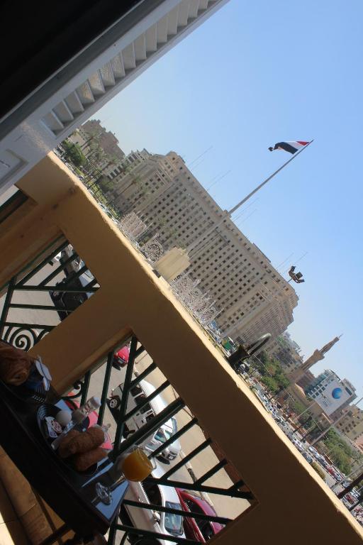 Трехместный (Трехместный номер с балконом) хостела Tahrir Hostel, Каир