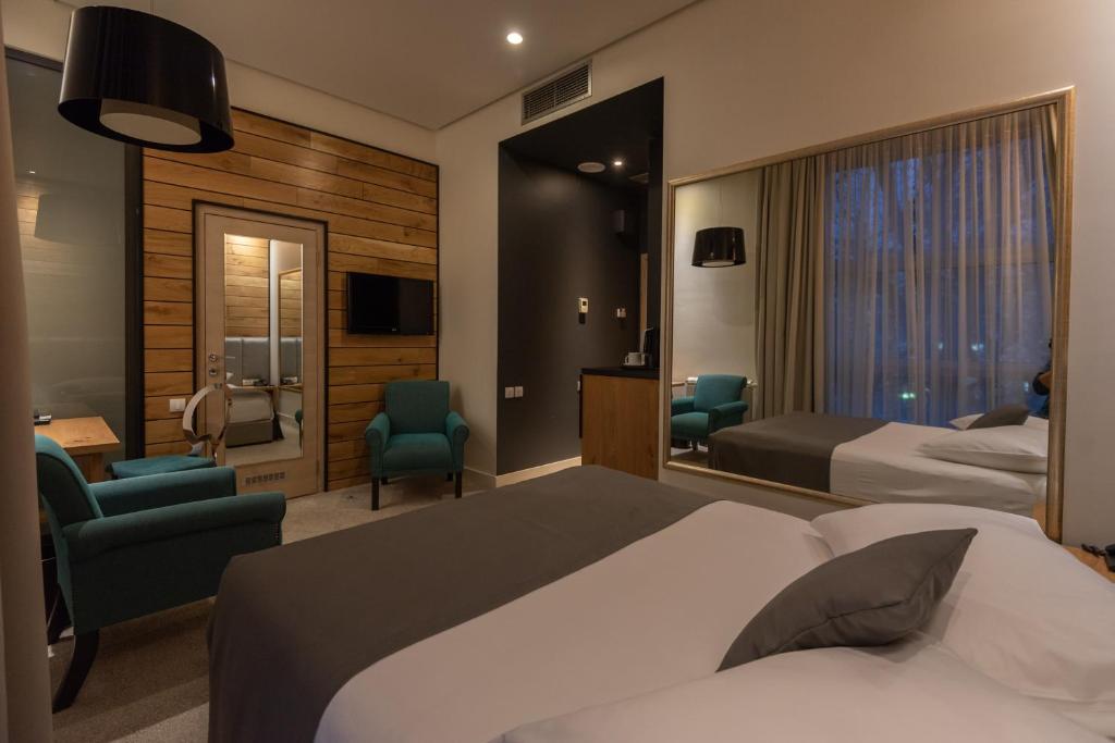 Двухместный (Улучшенный двухместный номер с 1 кроватью или 2 отдельными кроватями и балконом) отеля Hotel ABC, Лесковац