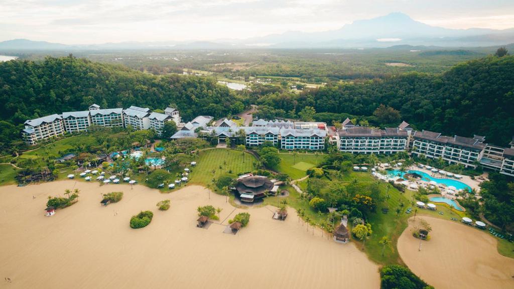 Двухместный (Двухместный номер Делюкс в крыле Garden с 1 кроватью и видом на море) курортного отеля Shangri-La’s Rasa Ria Resort & Spa, Кота-Кинабалу