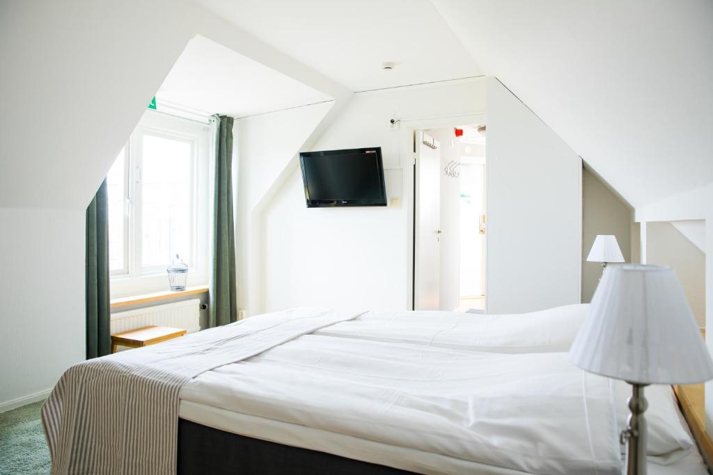 Двухместный (Двухместный номер с 1 кроватью или 2 отдельными кроватями и балконом) отеля Hotell Breda Blick, Висбю