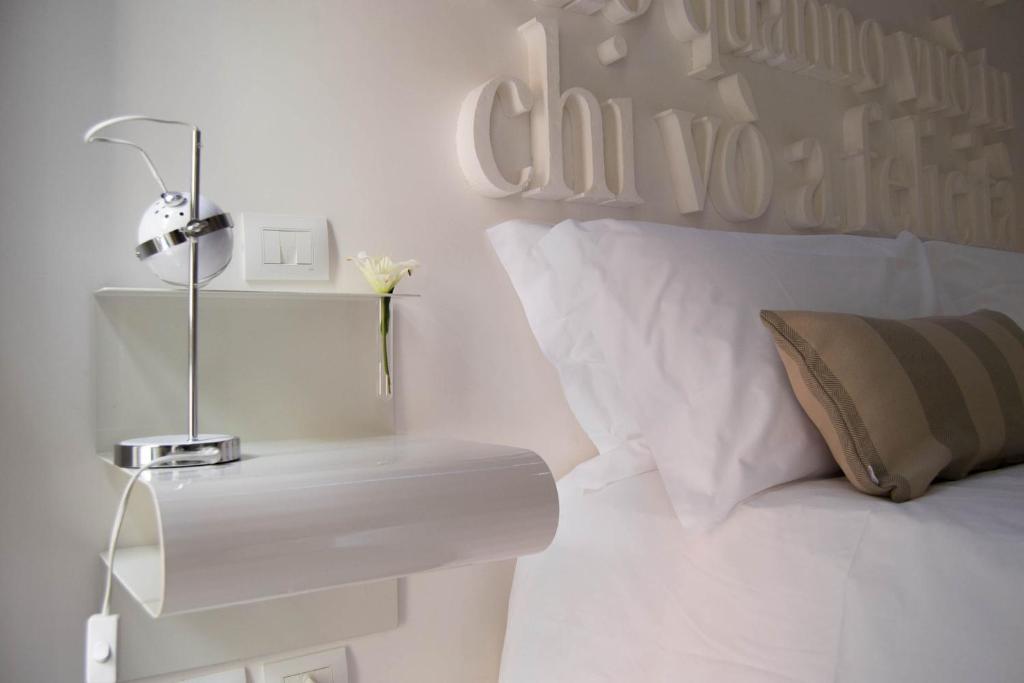 Двухместный (Улучшенный двухместный номер с 2 отдельными кроватями и балконом) отеля Hotel Santa Brigida, Неаполь