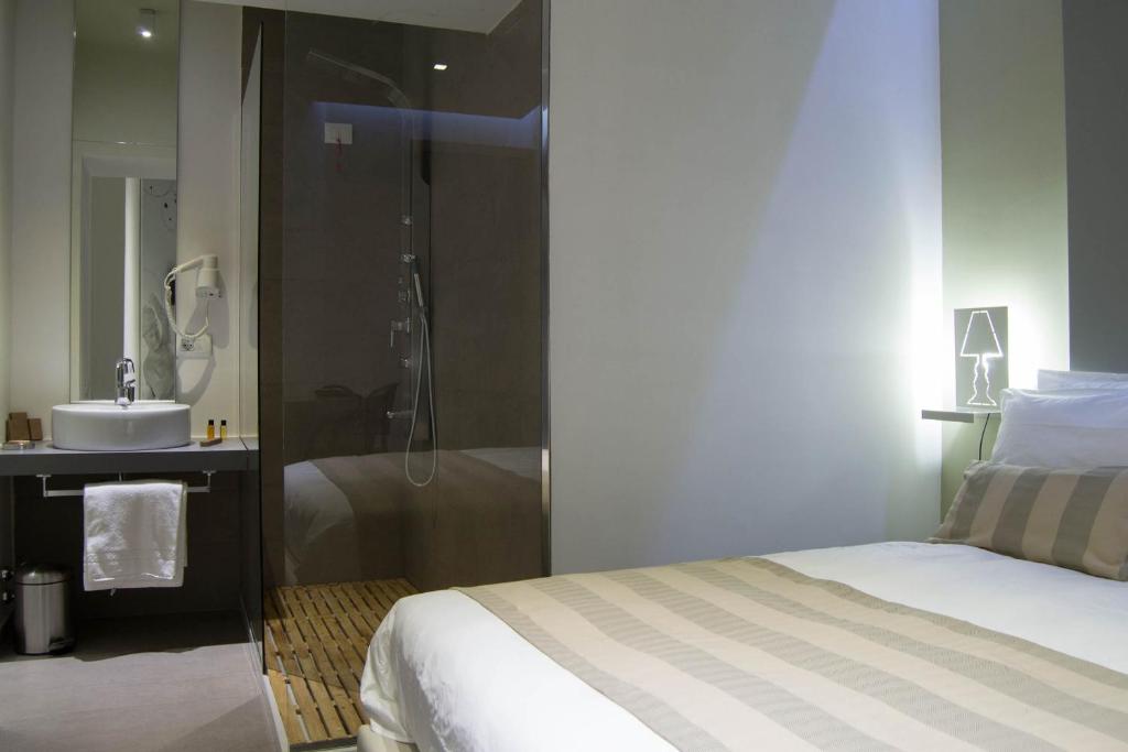 Двухместный (Улучшенный двухместный номер с 1 кроватью и балконом) отеля Hotel Santa Brigida, Неаполь
