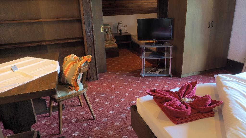 Двухместный (Бюджетный двухместный номер с 2 отдельными кроватями) отеля Hotel Montjola Nova, Партенен